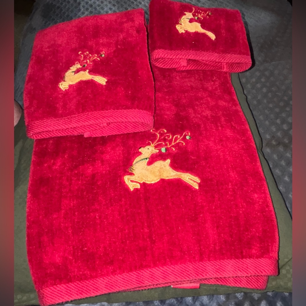 Vintage Red Christmas Towel Set with Gold Reindeers